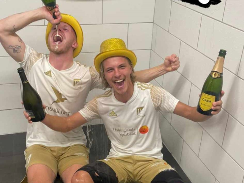 Glada gossar firar seriesegern i duschen med ....eh....Pommac?