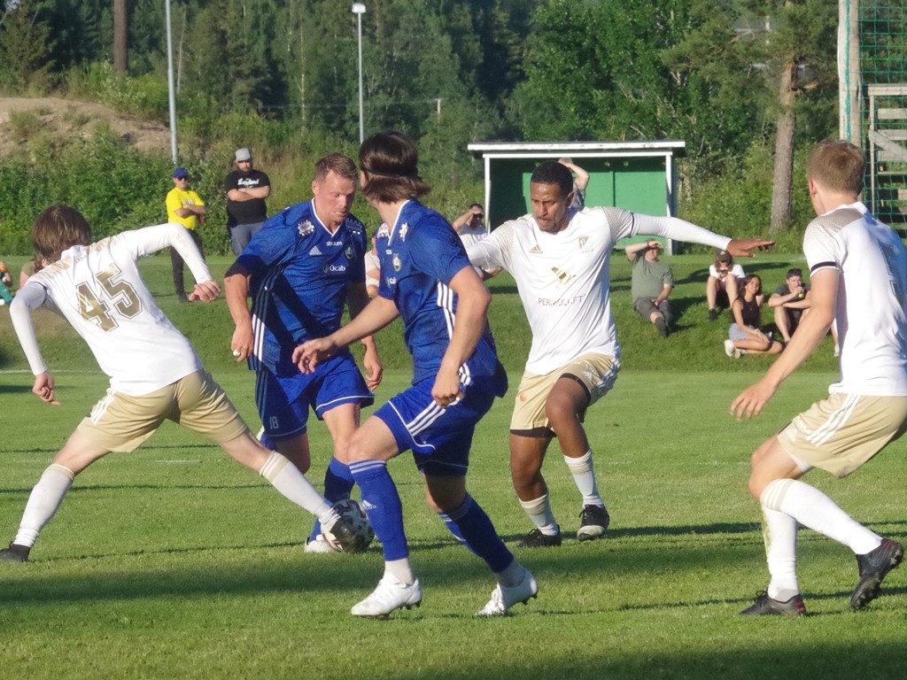 Matfors tränare Andreas Jonsson har lovat att bjuda upp Luckstas dito till dans i dagens El Fantastico. Vem tar första snedsteget? Foto: Pia Skogman, Lokalfotbollen.nu.