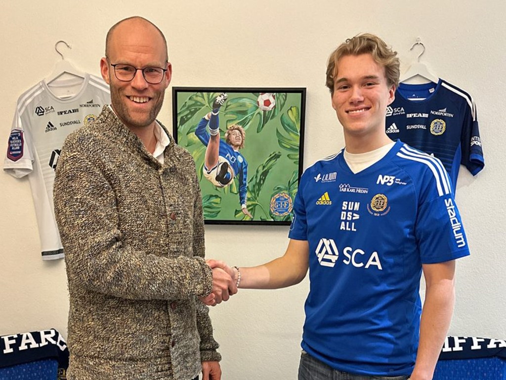 Sportchefen Joel Cedergren och mittfältstalangen Elvis Hansson efter det skrivna A-lagskontraktet på tre år med GIF Sundsvall. Foto: GIF Sundsvall.