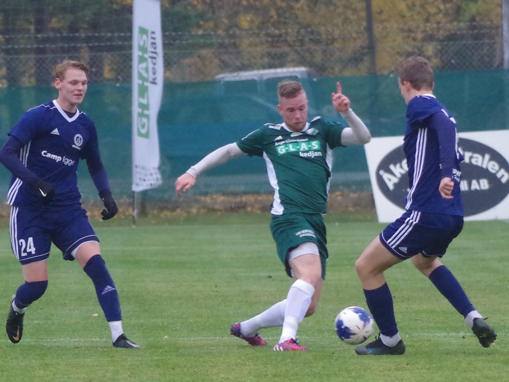 Östavall, här i fjolårets avslutningsmatch mot Iggesund, och de övriga fyra Medelpadslagen får vänta ett tag till på sina seriepremiärer i år. Arkivfoto: Pia Skogman, Lokalfotbollen.nu.