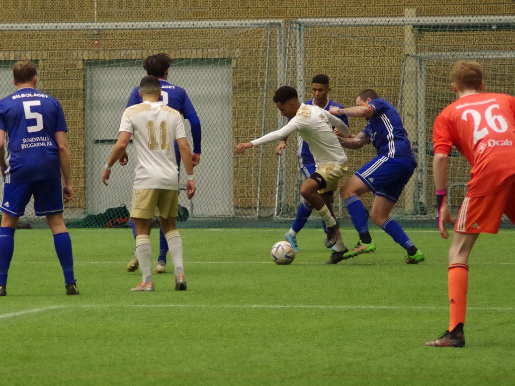 Luckstas Samuel Keflit försöker ta sig igenom Matfors samlade försvar i fredagens DM-derby. Foto: Pia Skogman, Lokalfotbollen.nu.