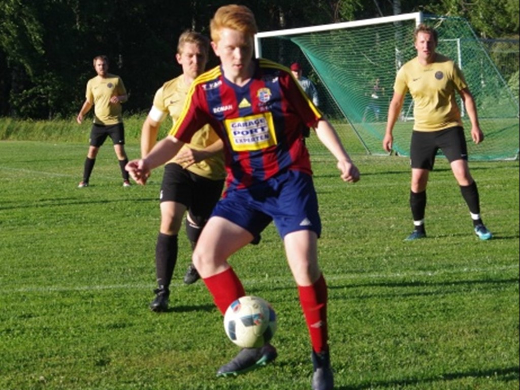 Linus Stafrin i Selångertröjan. Foto: Pia Skogman, Lokalfotbollen.nu.