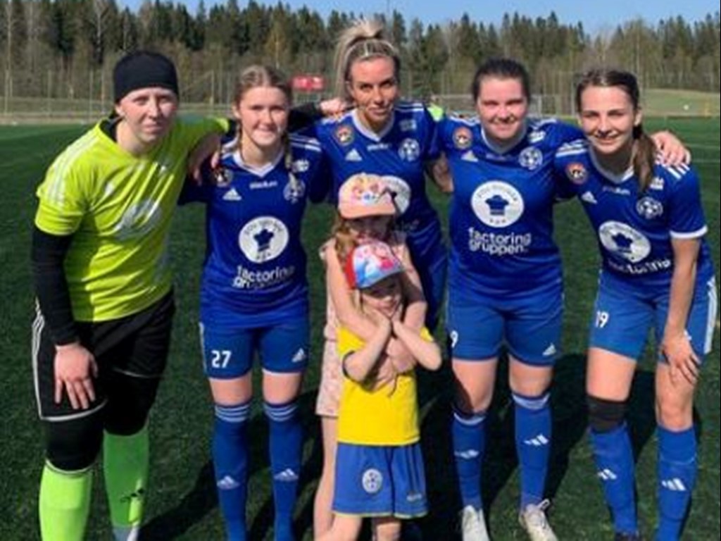 Frida Forslund spikade igen medan kvartetten Joanna Wallgren, Amanda Sevefjord, Maya Hulinder och Hanna Ekdahl var det som nätade i 4-0-segerm över Kvarnsveden. Längst fram Amandas två största supportrar, döttrarna Isabell och Leona. Foto: HKBK.