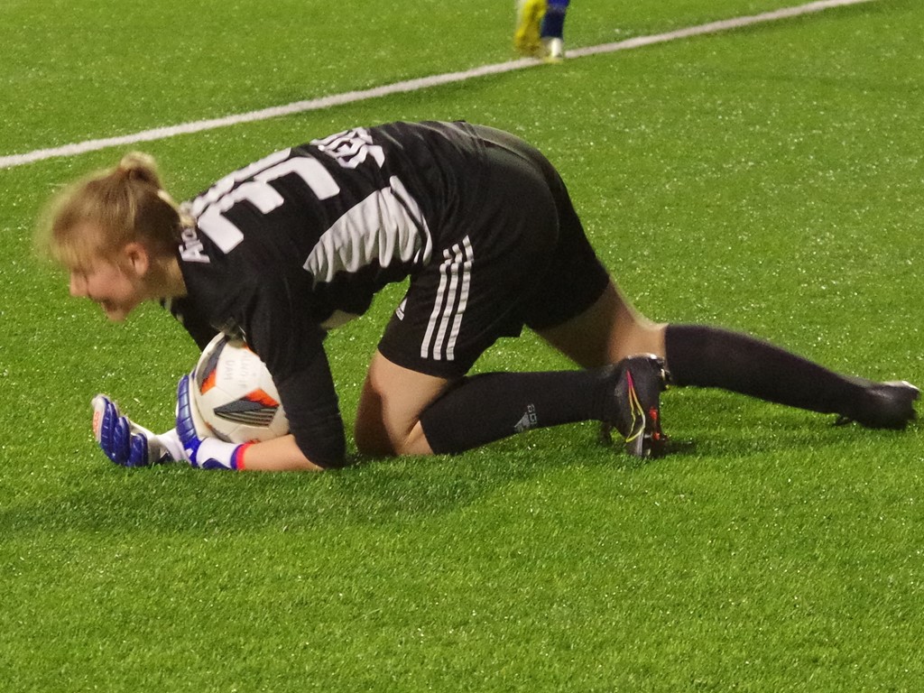 Heffnersklubbans bästa spelare i finalen, greppsäkra målvakten Frida Svensson, likaledes lovande domare. Foto: Pia Skogman, Lokalfotbollen.nu.