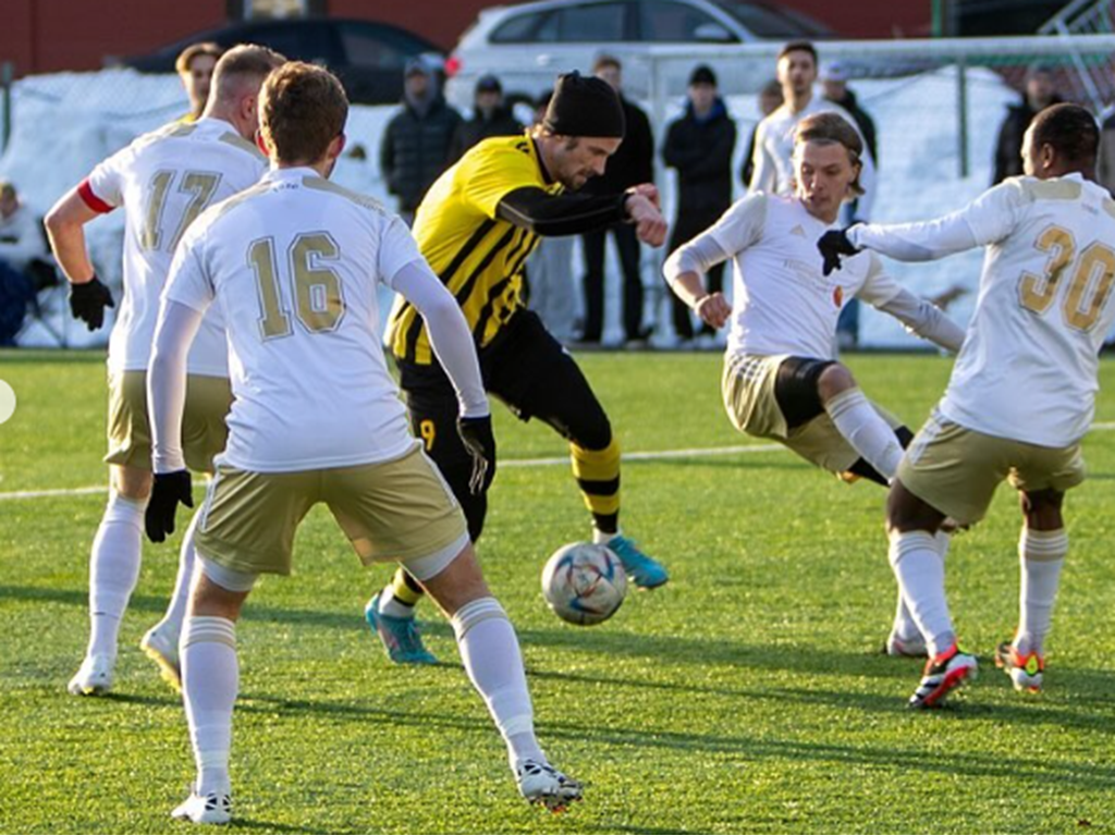 Linus Hallenius satte nätet i dallring hela fem gånger när Real Kuben blåste Björna av planen med sanslösa 14-1 i premiären. Arkivfoto: Anders Thorsell, sundsvallsbilder.com.