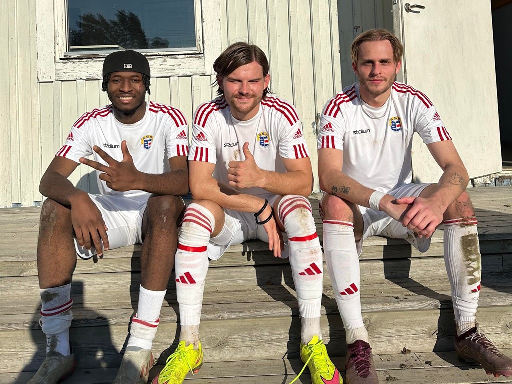 Selångers målgörare i derbyt mot Matfors, fr v Selånger, fr v Kalfa Kargbo (3), Sebastian Koivisto mitten med och Karl-Willam Svedin. Foto: Jesper Hellström.