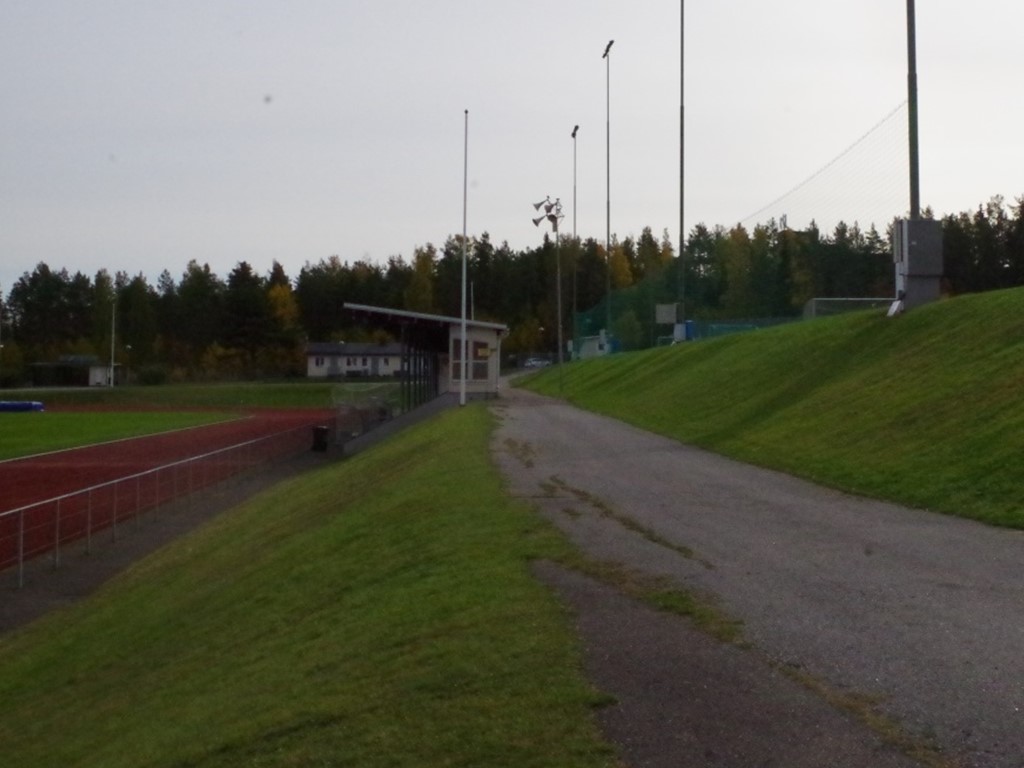 Konstgräsplanen gränsar till gräsditon nedanför.