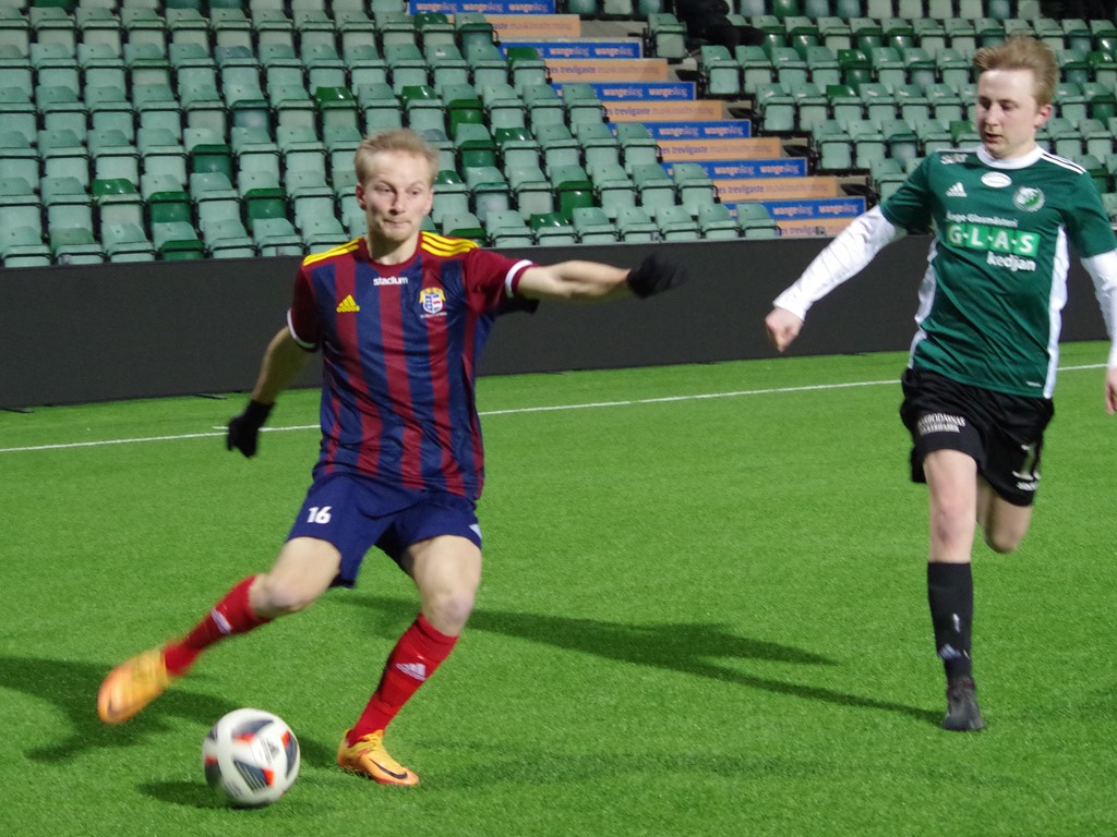 Selångers Melker Norén fastnade på många av Lokalfotbollens fotografier denna premiär. Östavalls lån från Ånge, Theo Evjen, har hamnat på efterkälken. Foto: Pia Skogman, Lokalfotbollen.nu.