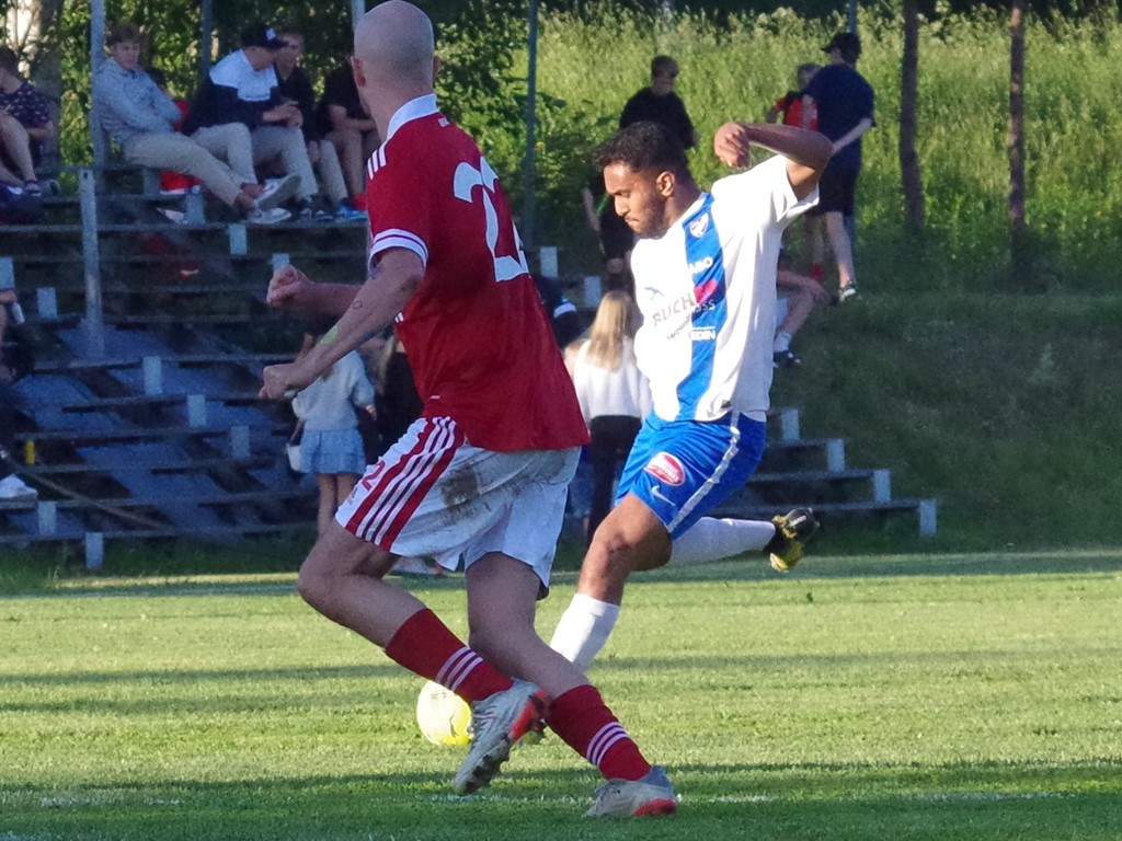 Antoni Barorar laddar för skott och fixar IFK Timrås seger i seriefinalen mot Svartvik uppe på Hemmanet inför nästan 300 åskådare i solen. Foto: Pia Skogman, Lokalfotbollen.nu.