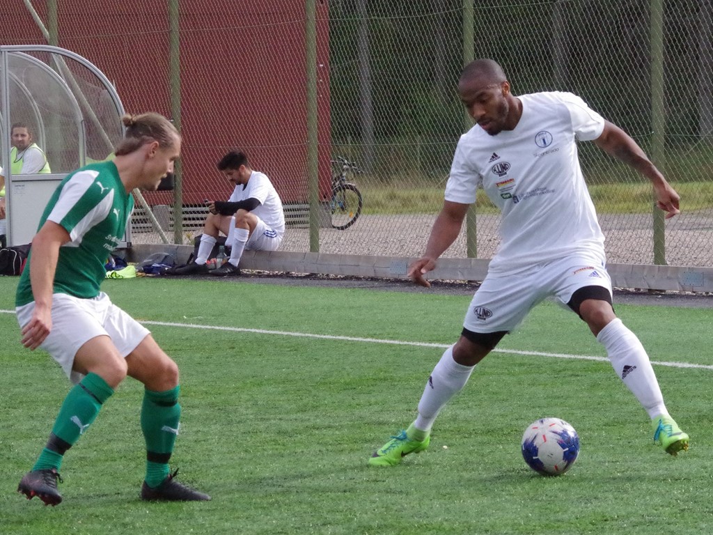 Sergio Hinestrozas Indal mot Essvik i Medelpadsallsvenskan ifjol. Nu drar sig Indal ur och börjar om i sexan medan Sergio lirar i Kuben i år. Foto: Pia Skogman, Lokalfotbollen.nu.