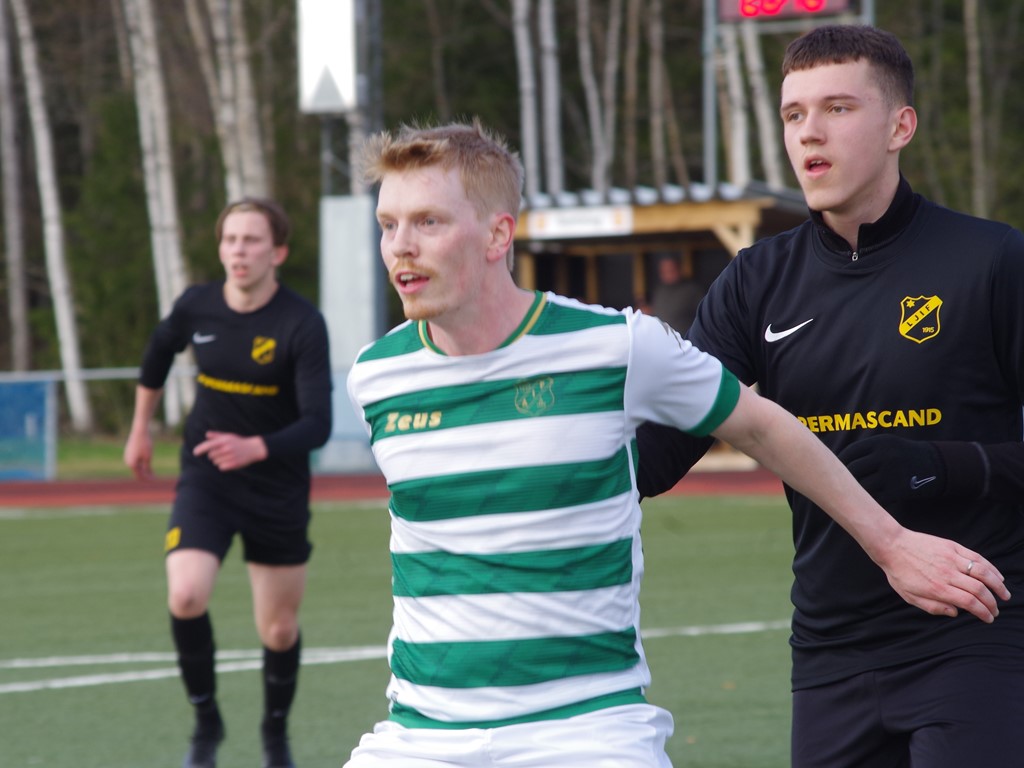 Ånges spelande tränare Joakim Andersson gjorde två av målen i västraderbyt. Foto: Pia Skogman, Lokalfotbollen.nu.