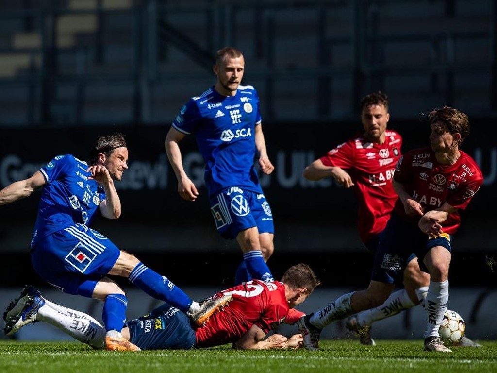 Linus Hallenius kritar in 1-0 borta mot Örgryte. Foto: MIchael Erichsen, Bildbyrån.