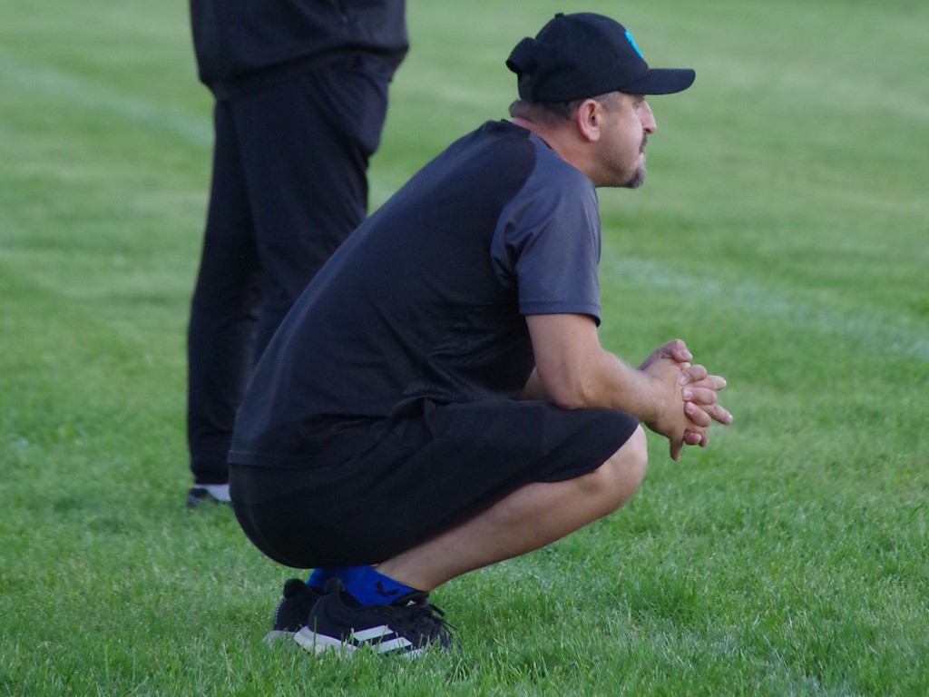 Sund 2:s tränare Armando Buzi har koll på läget i en division 5-match mot Stockvik ifjol. Nu blir andralaget förstadito i klubben sedan nästan hela A-truppen från ifjol försvunnit Foto: Pia Skogman, Lokalfotbollen.nu