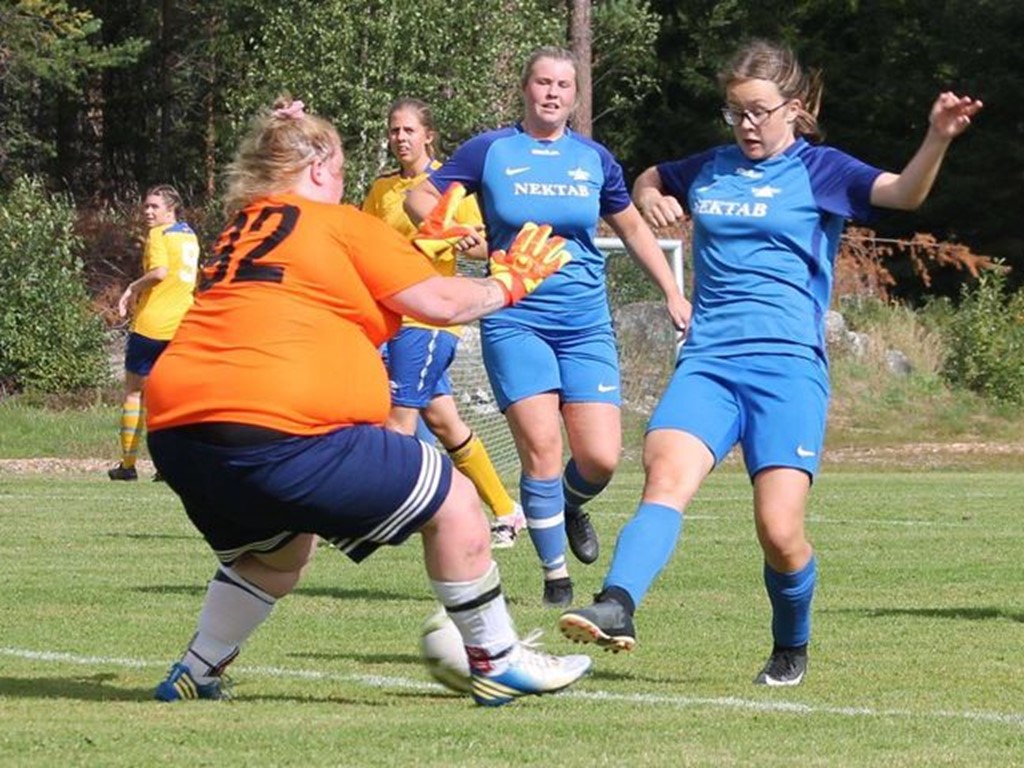 Fränstas Ebba Dübbel och Bergsjös målvakt Rebecka Johansson får vänta ett tag till på seriepremiären i Damtrean. Arkivfoto: Roger Mattsson, Lokalfotbollen.nu.