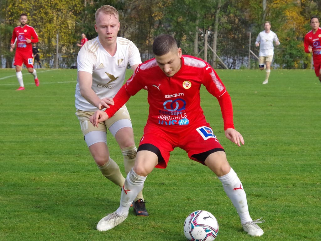 Ali Mahmoud byter färg på dräkten, från rödvit till svartgul. Foto: Pia Skogman, Lokalfotbollen.nu.