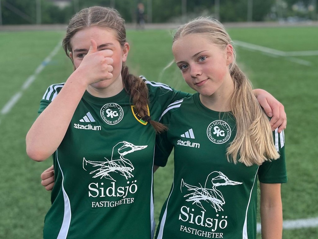 "Hemliga" Lilly Utterström och Emy Melarti delade på målskörden när Sidsjö-Böle vann avslutningsmatchen över IFK Timrå 2 och klättrade upp ett par hack från jumboplatsen. Foto; Christian Jansson.