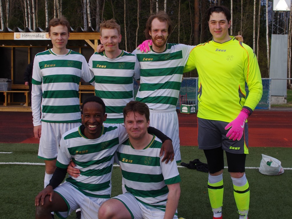 Ånges målgörare och målvaktsnolla i 8-0-premiären mot Ljunga. Stående fr v. Vinzent Emanuelsson (1), Joakim Andersson (1), Jesper Andersson (1) och Lukasz Polok (höll nollan). Knästående fr v. Mohamed Nuradeen (1) och Victor Häggblom. Saknas på bilden gör tvåmålsskytten Ville Evjen. Foto: Pia Skogman, Lokalfotbollen.nu.