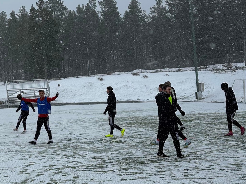 Även ifjol fick Selånger se sin seriepremiär snöa in, den gången mot Dvärsätt uppe på Balders. Arkivfoto: Jesper Hellström.