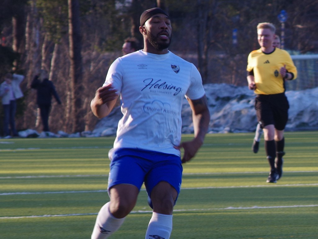 IFK Sundsvalls Sergio "Sigge" Hinestroza hade Essviksvallen i full besittning och utöver sitt hattrick bjöd han på många godbitar. Foto: Pia Skogman, Lokalfotbollen.ni.