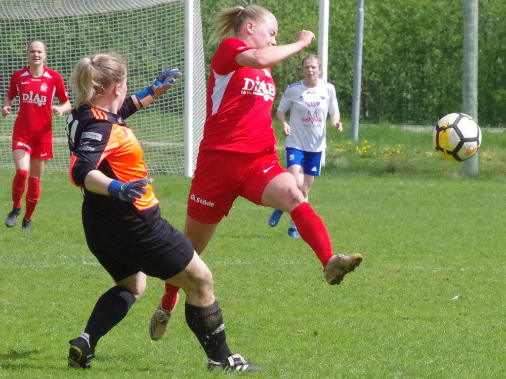 Stödes Clara Högbom är framme och oroar Opekeepern. Arkivfoto: Pia Skogman, Lokalfotbollen.nu.