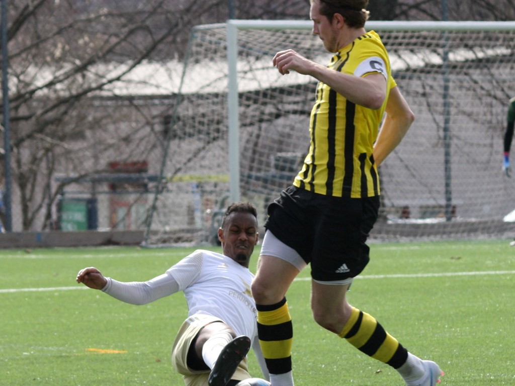 Toppderbyt mellan Kuben och Lucksta slät mållös men saknade varken målchanser eller tuffa närkamper. Klicka på bilden för att se hela. Foto: Lova Rydkvist, 13 år, Lokalfotbollen.nu.
