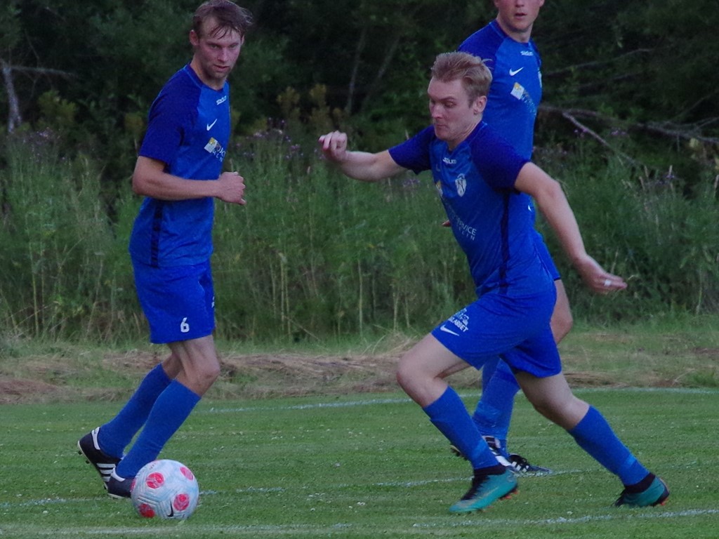 Oskar Brusell och hans Nedansjö kom åtta i årets Medelpadsfemma. Till vänster lagkamraten Joar Sjöström. Foto: Pia Skogman, Lokalfotbollen.nu.