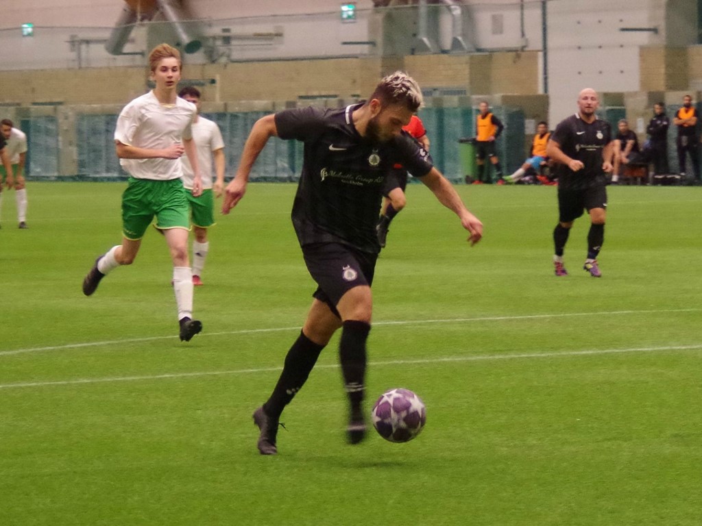 Amaro Bahtijar lossar stora kanonen i en match med FC Norr United 2020. Nu är han tillbaka i GIF Sundsvall. Foto: Pia Skogman, Lokalfotbollen.nu.