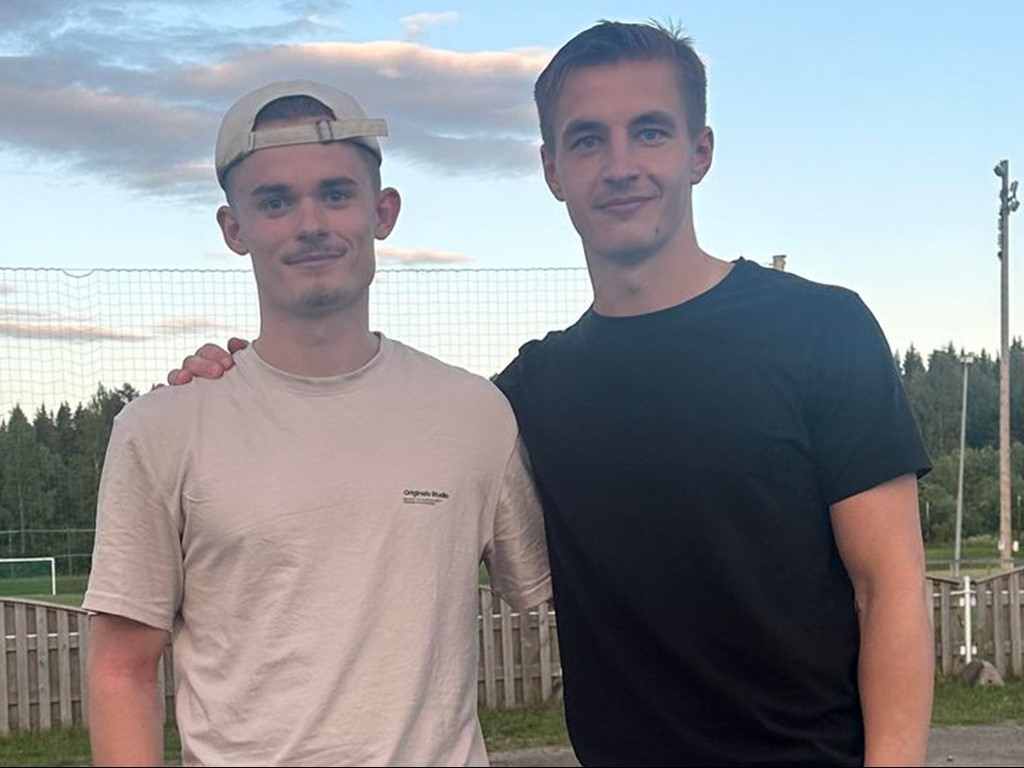 Selångers målgörare Victor Wallgren och Lukas Lindbäck i civila kläder på Olympias parkering efter 2-1-vinsten. Foto: Jesper Hellström.