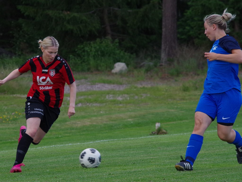 Lina Norrbom utmanar hemmalagets Nora Persson. Foto: Pia Skogman, Lokalfotbollen.nu.
