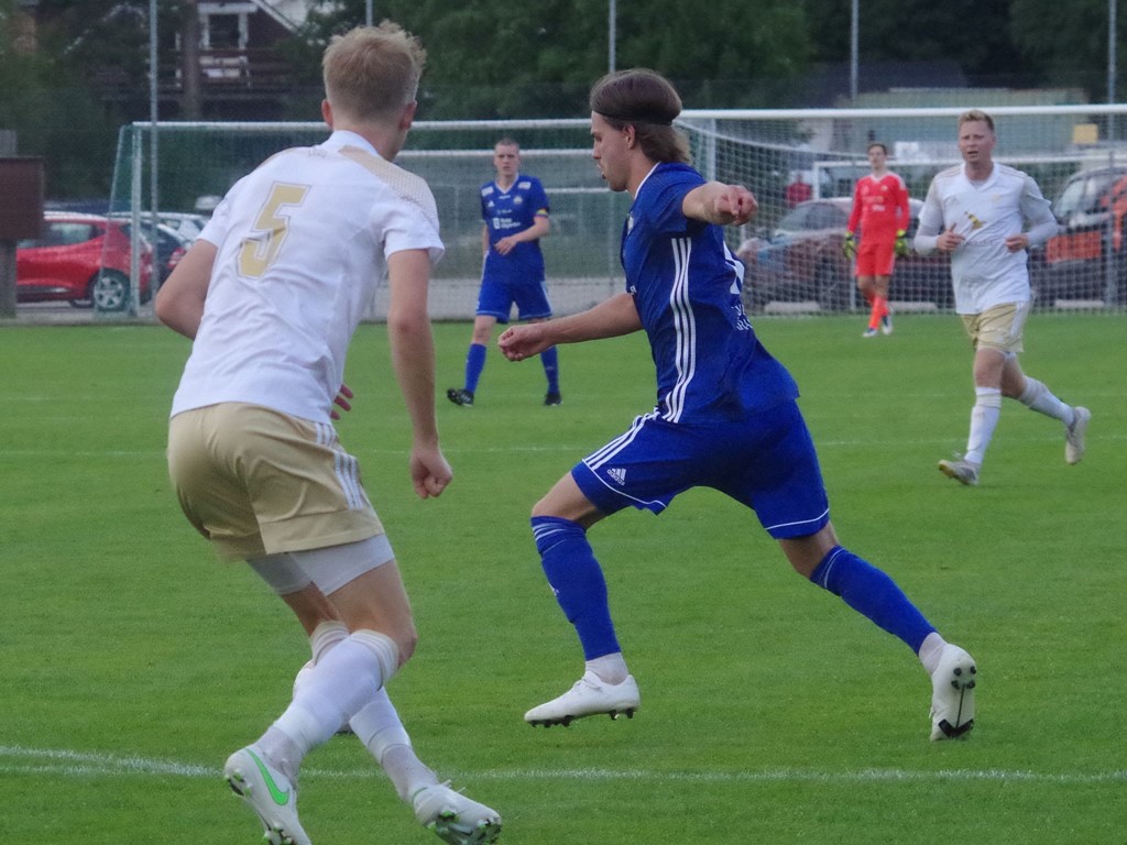 Sebastian Koivisto Persson i momentet innan han lossar stora kanonen och drar in en riktig "sorkmördare" vid en första stolpen i El Fantastico mot Lucksta. Foto: Pia Skogman, Lokalfotbollen.nu.