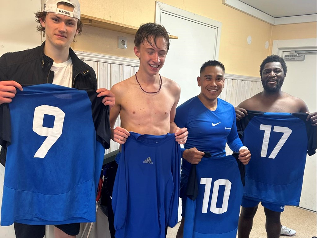 Sundsvalls FF:s målgörare mot Alnö U, fr v Viggo Jakobsson, Daniel Medina och Maxwell Osadolor samt William Lindström Englund som gärna också ville vara med på bild.