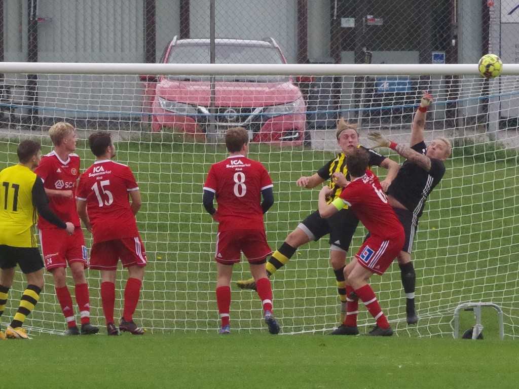 Kuben vann över serieledarna Alnö med 5-2. Här räddas Joakim Grannas & Co. av ribban. Foto: Pia Skogman, Lokalfotbollen.nu.