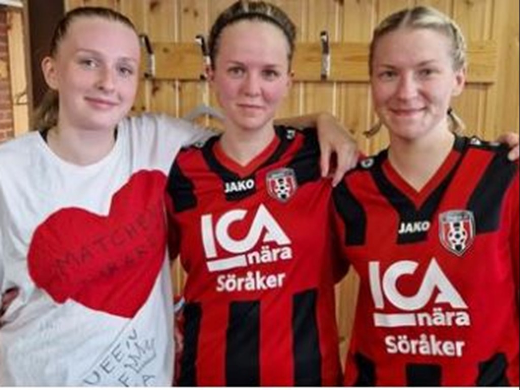 Cornelia Lundberg på mitten och målskyttarna Lina Norrbom och Viktoria Henriksson