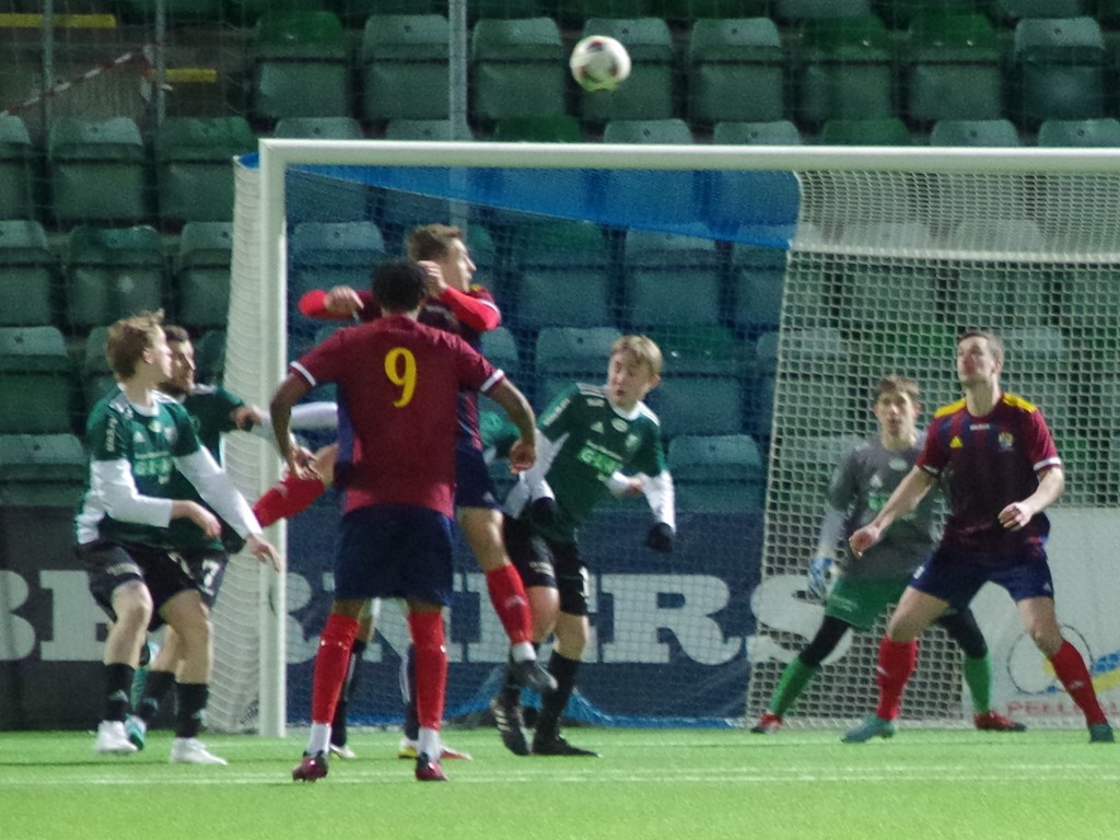 Selångers Lukas Lindbäck når högst i en luftduell. Foto: Pia Skogman, Lokalfotbollen.nu.