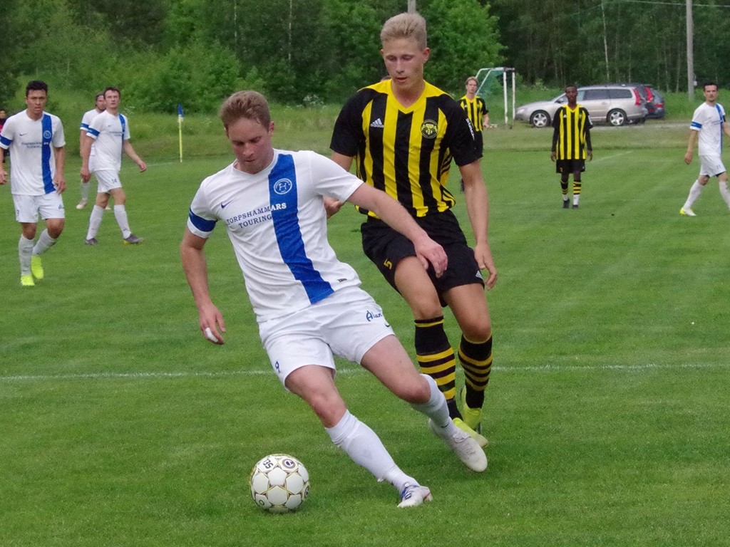 Tomas Decker hystade in en fullträff från 35 meter mot Kuben 2 när Torpshammar vann med 3-1 mot serieledarna för ett par år sedan. I år hade man åter anmält ett lag efter sin time-out men tyvärr fick man inte ihop en tillräckligt stor trupp och drar tillbaka sin anmälan för spel i Medelpadsfemman. Foto: Pia Skogman, Lpkalfotbollen.nu.
