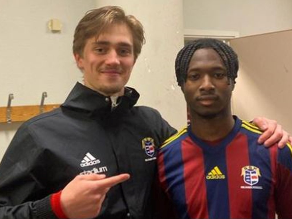 Selångers tvåmålsskytt Alfred Norman pekar ut fyramålsditon Kalfa Kargbo efter Selånger 2:s 6-2-seger över Alnö 2. Foto: SSK.