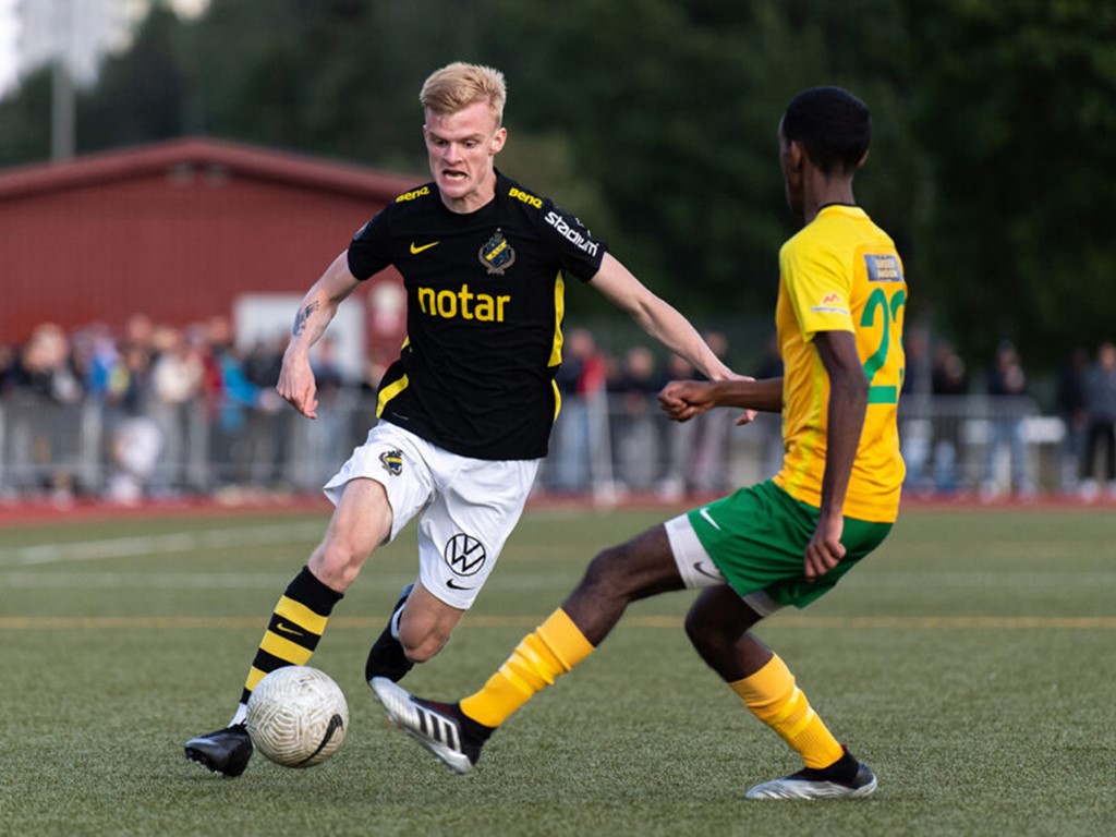 Lucas Forsberg i AIK-tröjan 2021. Nu har den 19-årige backen skrivit på ett treårskontrakt med GIF Sundsvall Foto: GIF Sundsvalls hemsida