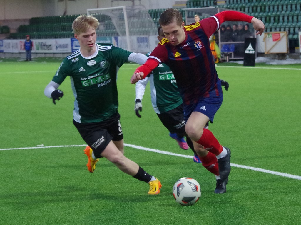 Lukas Lindbäck kommer runt Wiking Nordin och spelar snett inåt bakåt till Pontus Lundqvist som trycker in Selångers 1-0-mål redan efter fem minuters spel. Foto: Pia Skogman, Lokalfotbollen.nu,.