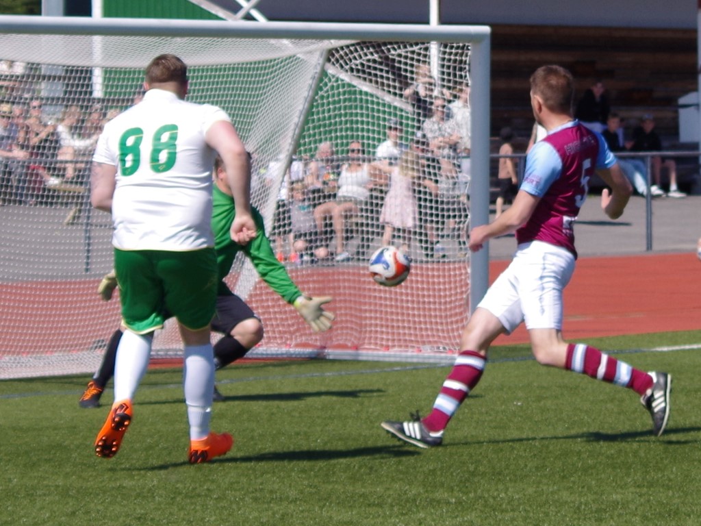 Historisk målskytt i Gärdsgårdsserien blev Christoffer Hoogeveen som i den första matchens första halvlek löpte sig fri i vänsterinnerposition och placerade in 1-0 för sitt Ånge mot Fränsta utom räckhåll för Kekke Larsson. Foto: Pia Skogman, Lokalfotbollen.nu.