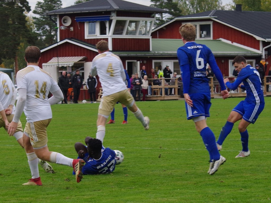 Målet som säkrade säkrade spel i trean för Brukets Blå även nästa år då Yunus Tazelli (längst till höger) får på en bra träff i den 93:e minuten som går rakt igenom sin lagkamrat och in vid den vänstra stolpen. Foto: Pia Skogman, Lokalfotbollen.nu.