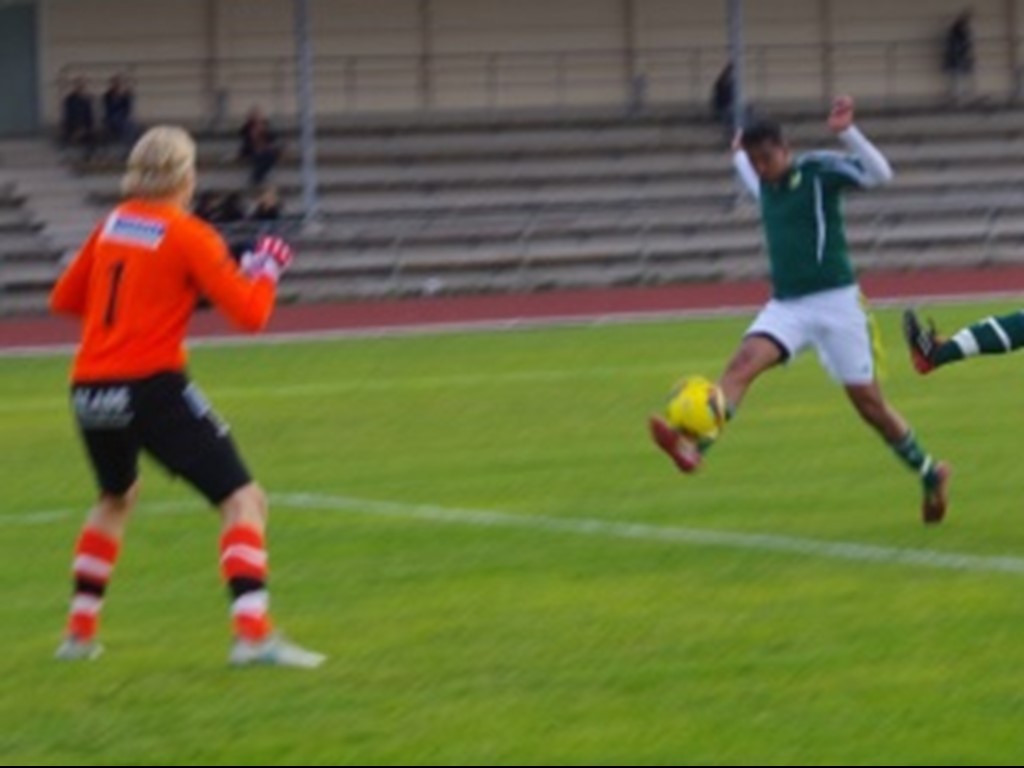 Nebill Beyan gör 1 0 för Lucksta mot IFK Sundsvall på Balders 2018 med en fin volley. Kasper Pedro chanslös. Foto: Janne Pehrsson, Lokalfotbollen.nu.