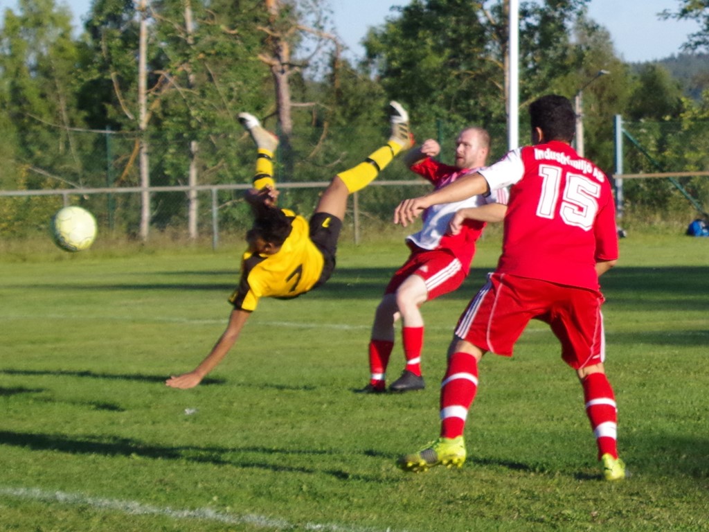 Går det så går det! Här provar Sunds skytteligavinnare Absar Nurul på en bicycleta borta på Kustängen mot Stockvik i 2-2-mötet ifjol. I år blir Sunds andralag klubbens representationslag i Medelpadsallsvenskan (div. 4). Foto: Pia Skogman, Lokalfotbollen.nu