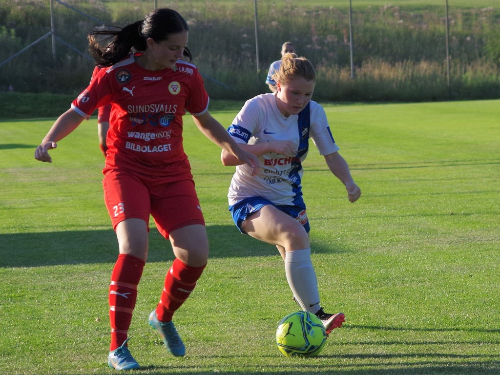 Timrå 2:s tvåmålsskytt Nomi Ljunggren. Foto: Pia Skogman, Lokalfotbollen.nu.