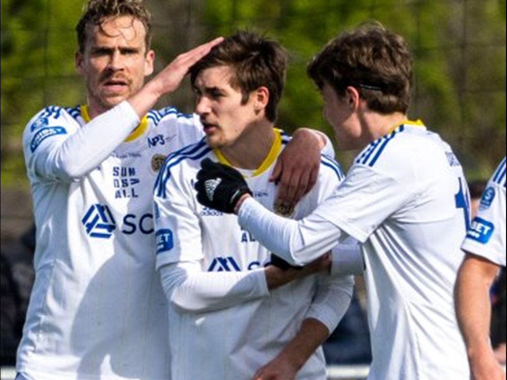 Johan Bengtsson klappas om efter ett av sina mål i GIF-tröjan och det blir en spännande match i matchen i dagens DM-semifinal mellan honom och "läromästaren" Linus Hallenius. Foto: Bildbyrån.