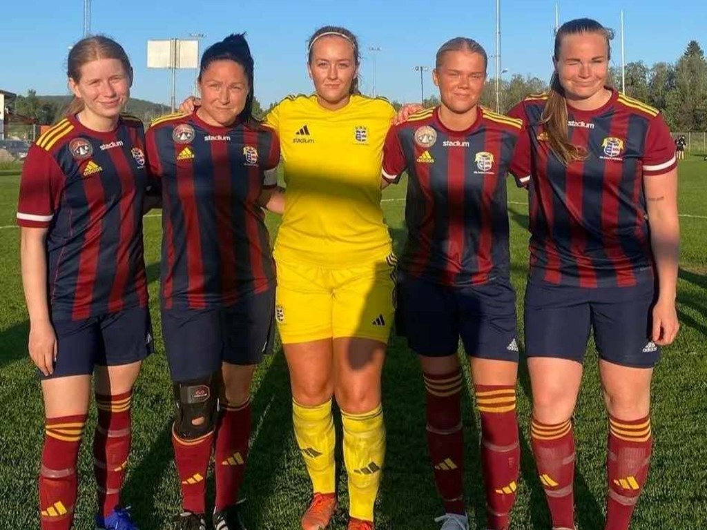 Selångers målgörare mot Timrå, inklusive målvakten som höll nollan i derbyt. Fr v Hanna Rönngren, Angen, Nellie Maxém, Hannah Melarti och Celina Berglund. Saknas på bilden gör Felicia Andersson som spelaede fram till tre av målen.