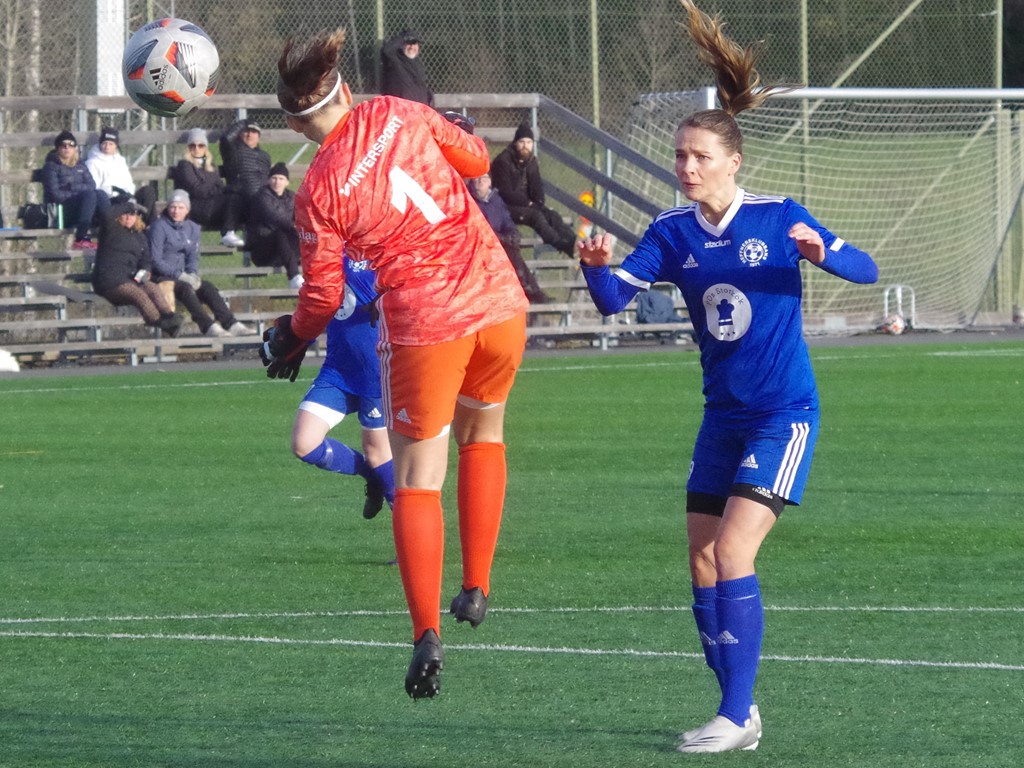 Hanna Ekdahl löper på djupet och styr Agnes Hurtig Edlund förbi en utrusande målvakt till 2-0.