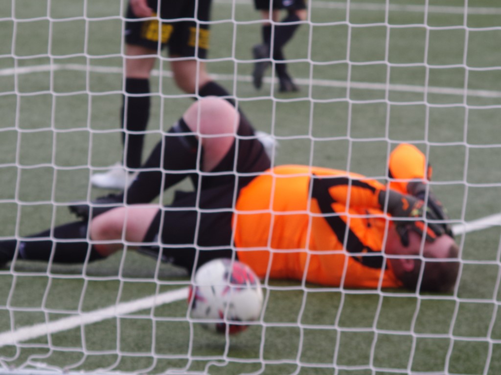 Ljungakeepern Mats-Erik Thunefors åkte på en rejäl kyss innan ett av målen och borde nog fått frispark i momentet innan en Ångespelare tyckte in bollen i mål. Foto: Pia Skogman, Lokalfotbollen.nu.