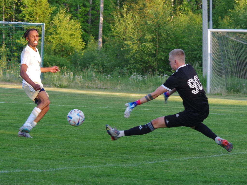 Samuel Keflit gör det avgörande 2-1-målet mot Kramfors-Alliansen efter en suverän aktion. Gästernas målvakt Jesper Nordlander chanslös. Foto: Pia Skogman, Lokalfotbollen.nu.