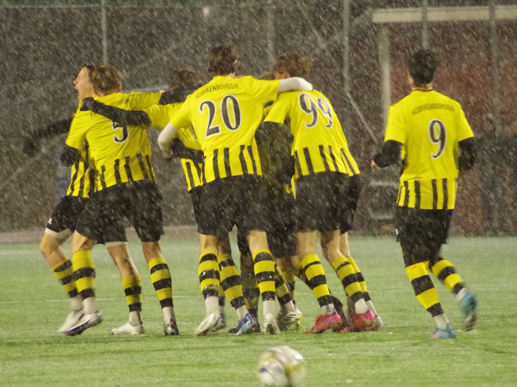 Kuben jublar efter tredie raka vinsten i årets öppning av division 3 Mellersta Norrland. Foto: Pia Skogman, Lokalfotbollen.nu.