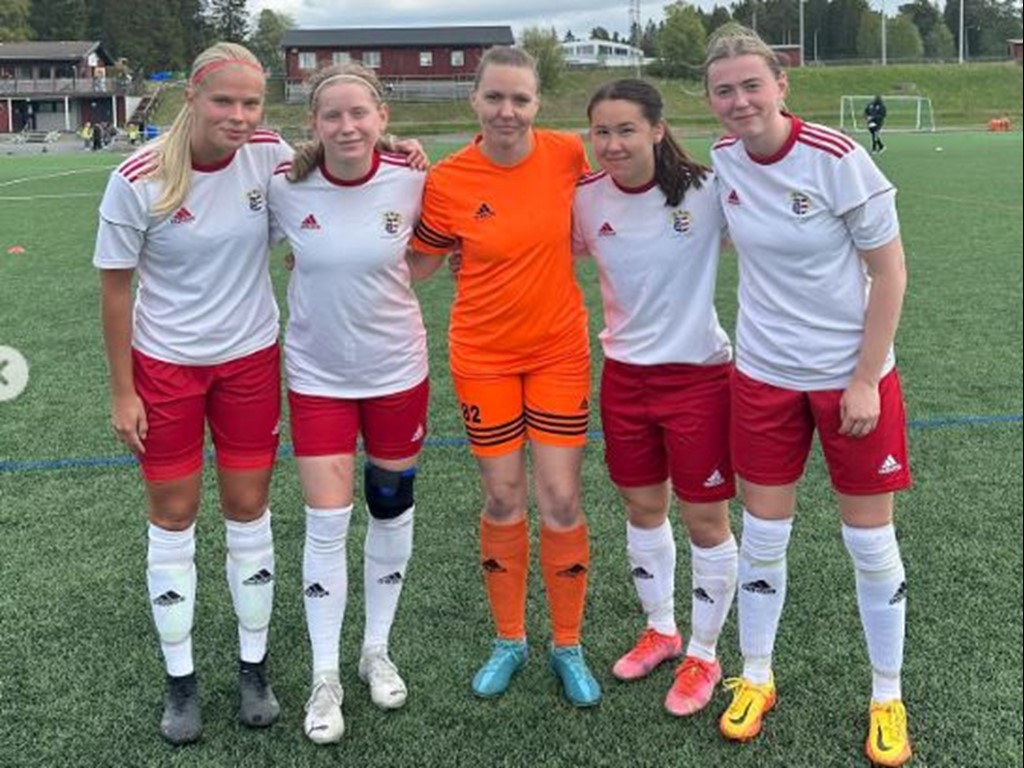 Selångers målgörare mot Frösö flankerar "nollan" Malin Pettersson, fr v Emmie Björklund (4 mål), Hanna Rönngren, Julia Holmlund och Linn Gradin (2)., Foto: SSK.